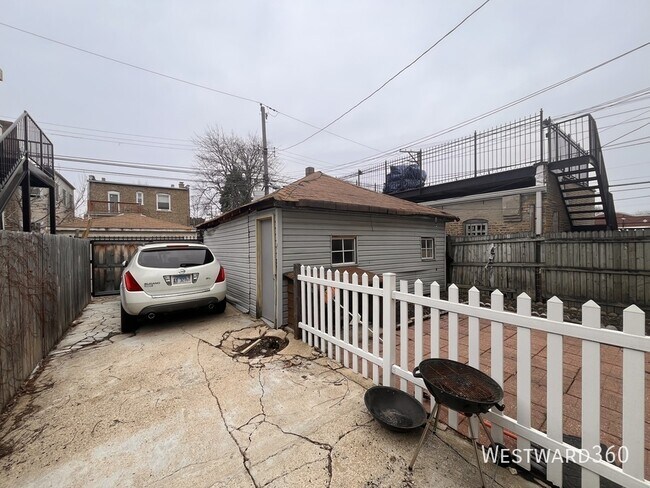 Building Photo - 4018 W Oakdale Ave