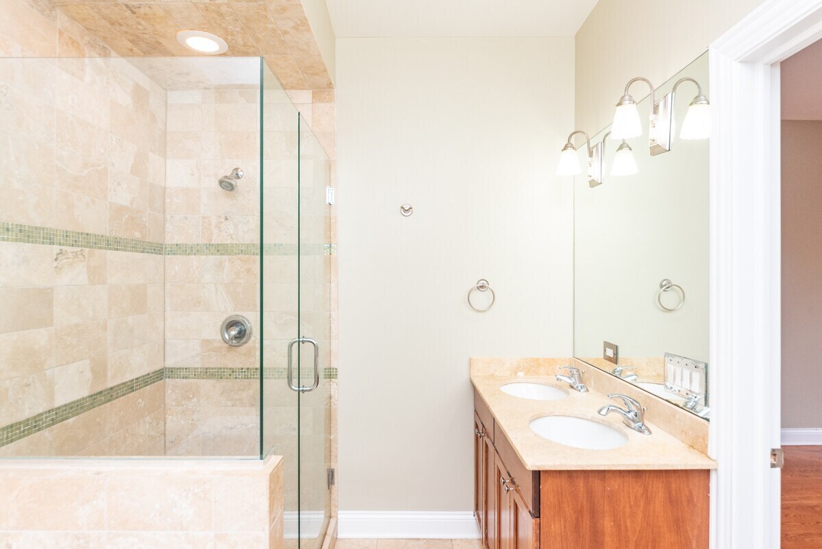Main Bathroom - 6217 S Kimbark Ave