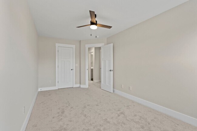 Building Photo - Perfectly Appointed Greenville Townhome 3bed/2.5 bath