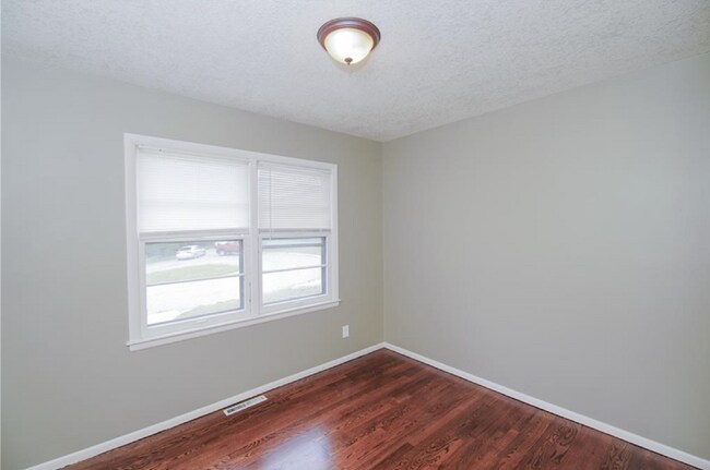 Building Photo - Beautiful 3 Bedroom / 1.5 Bath *Large Corner Lot* 2 Car Garage