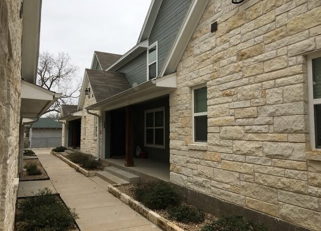 Primary Photo - 555 S Lillian St