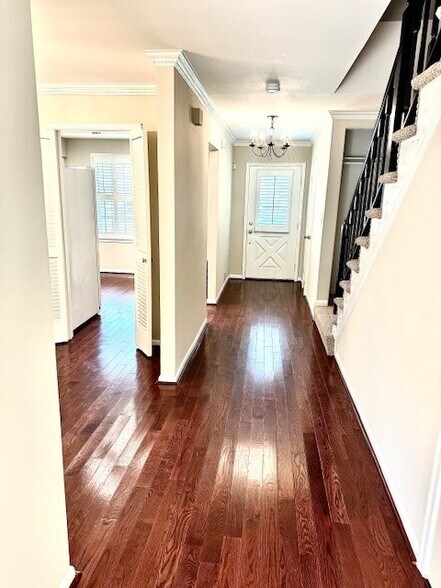 Building Photo - 10 Lovett Ct