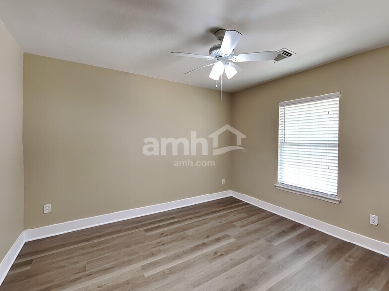 Building Photo - 802 Dragonfly Dr