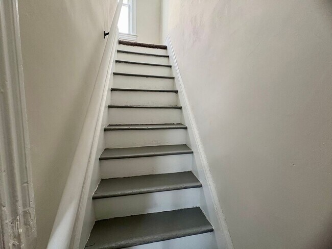 Building Photo - 320 S Ann St