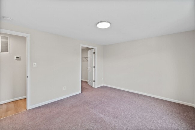 Building Photo - Condo in Woodside Square. 3Br / 1Ba Renovated. Garage.