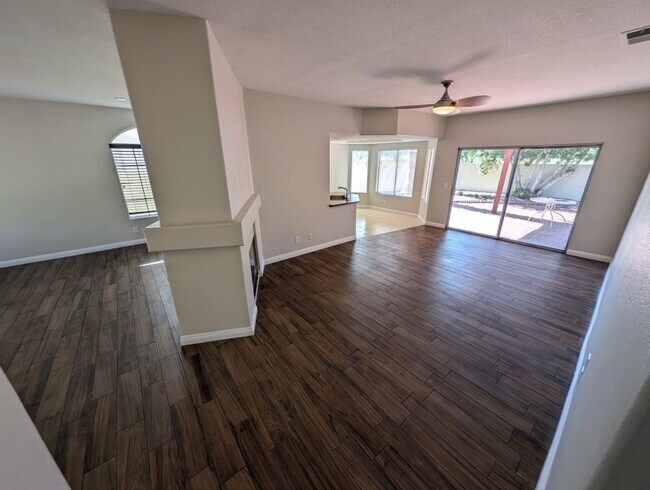 Building Photo - 731 Rising Star Dr