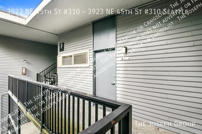 Building Photo - 3923 NE 45th St