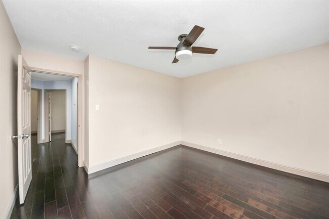 Building Photo - 2030 Winding Hollow Dr