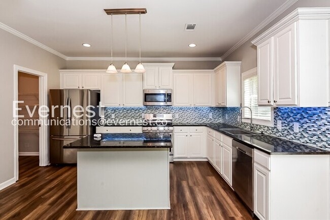 Building Photo - Limited Time Special Offer / 5 Bed, 3 Bath Home with Fenced Yard & Garage / Pet-Friendly / Vouche...