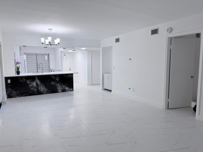 Building Photo - 300 E Club Cir