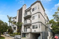 Building Photo - Luxurious condo with top of the line appli...