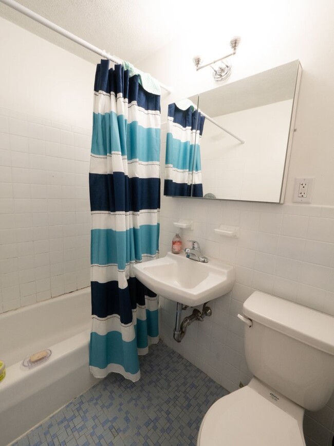 Building Photo - Spacious, Bright, and Updated 1 Bed With P...