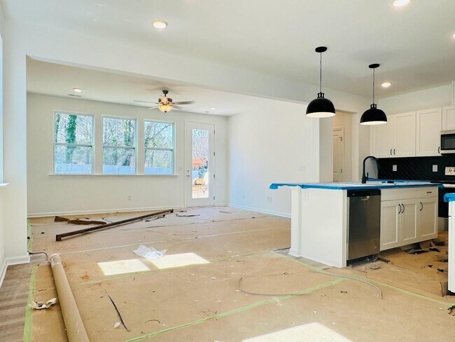 Building Photo - Spacious 3-Bed Townhome with Double Garage - Garner