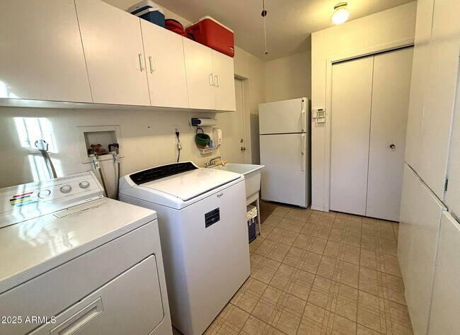 Building Photo - 3625 E Garden Dr