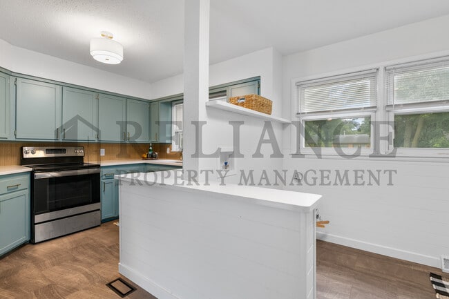 Building Photo - 211 E Meadowlark Rd