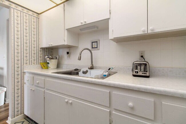 Building Photo - beautifully Furnished 1 Bedroom, 1 Bath, Walk-in Closets in both bedrooms. with a community Heate...