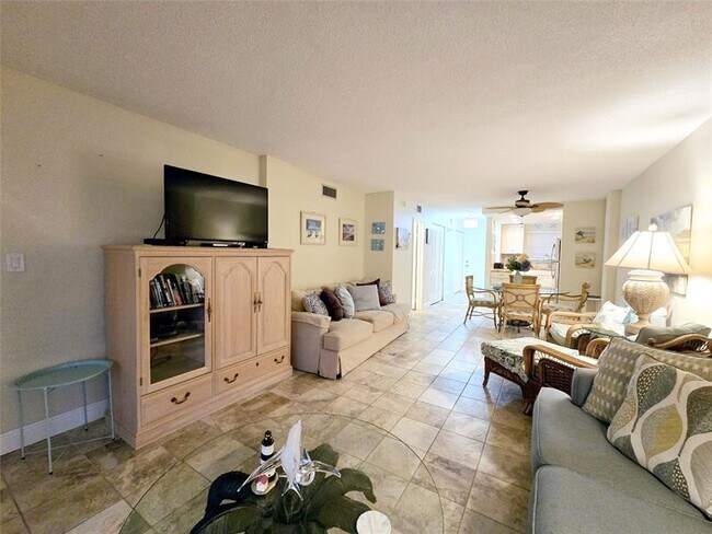 Building Photo - 1161 Hillsboro Mile