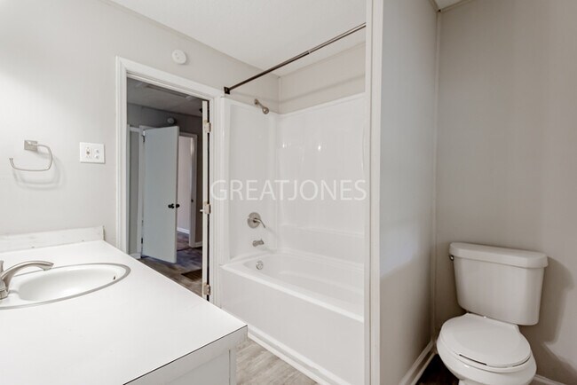 Building Photo - HOLIDAY SPECIAL! SIGN A LEASE BY NOVEMBER ...