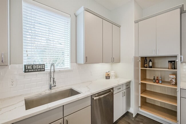 Building Photo - 1305 Mayfair Clarkson Ln