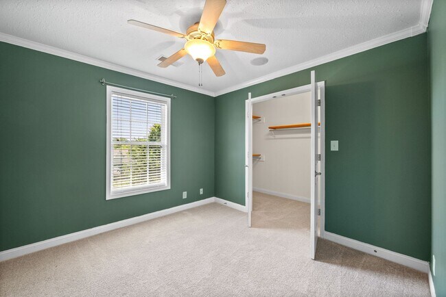 Building Photo - 680 Foxfield Dr