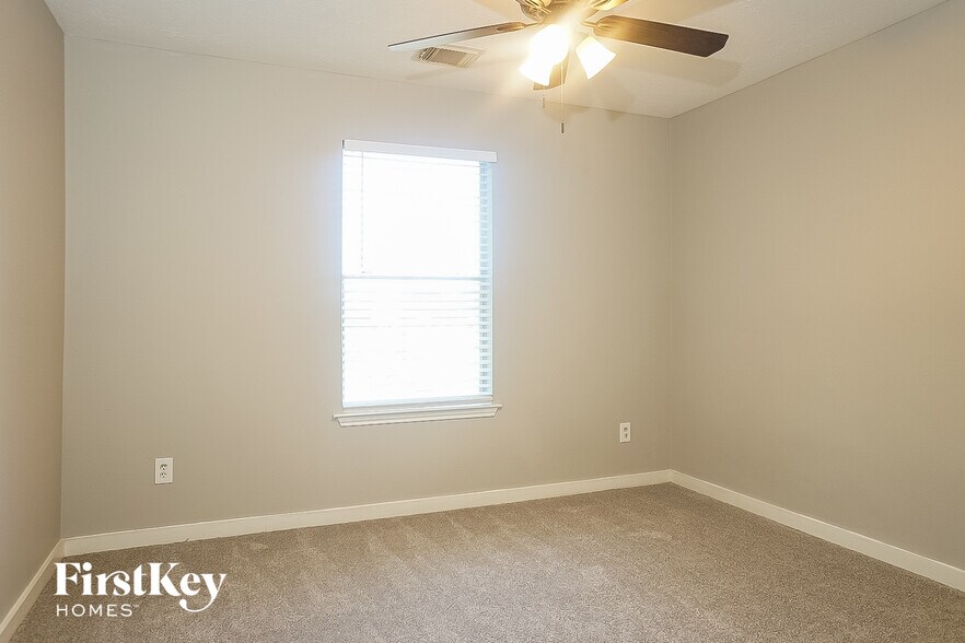 Building Photo - 7311 Village Lake Dr