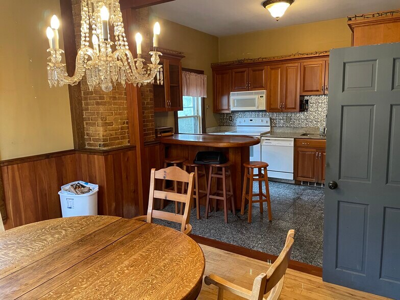 Kitchen & Dining - 40 Front St