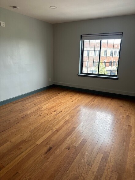 Building Photo - 530 Main St