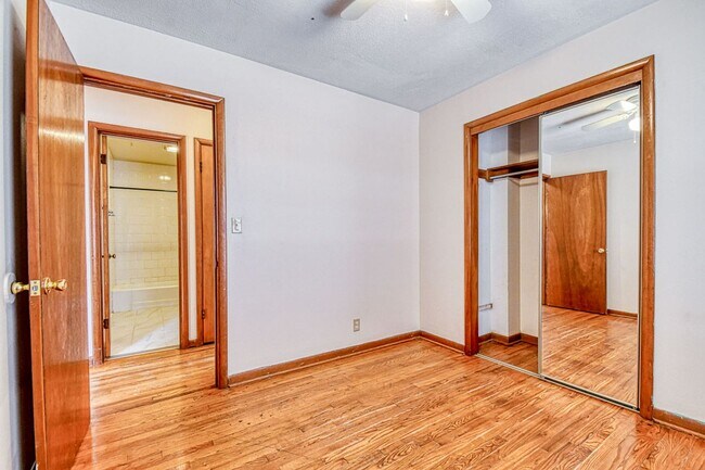 Building Photo - Charming Central Norman Home!
