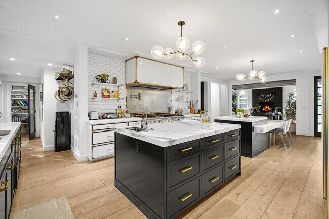 Building Photo - 23255 Mariposa De Oro St