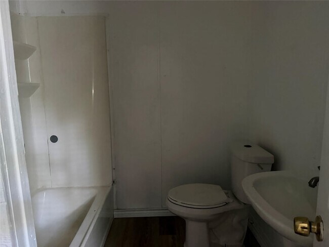 Building Photo - 910 Queenswood St