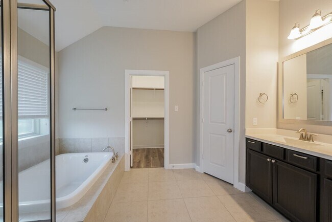 Building Photo - 415 Rocky Briar Ct