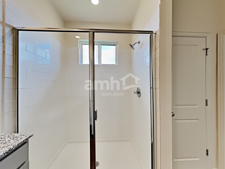 Building Photo - 2725 Lillybrook Ln