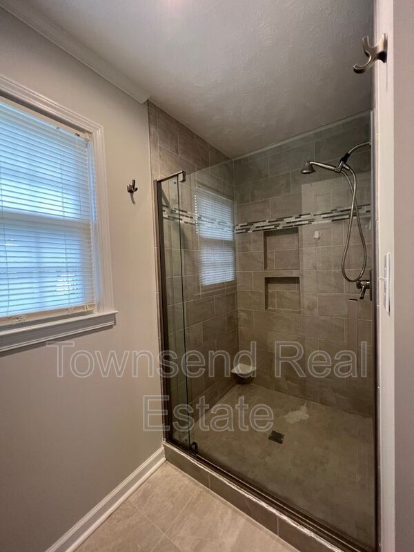 Building Photo - 303 Wagoner Dr