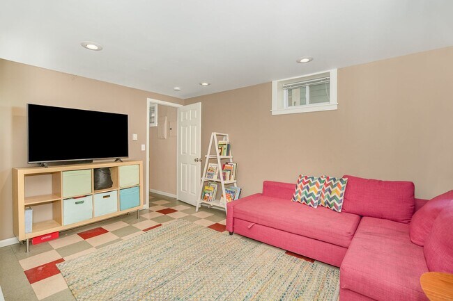 Building Photo - Spacious 4BR/2BA Single-Family Home in Mer...