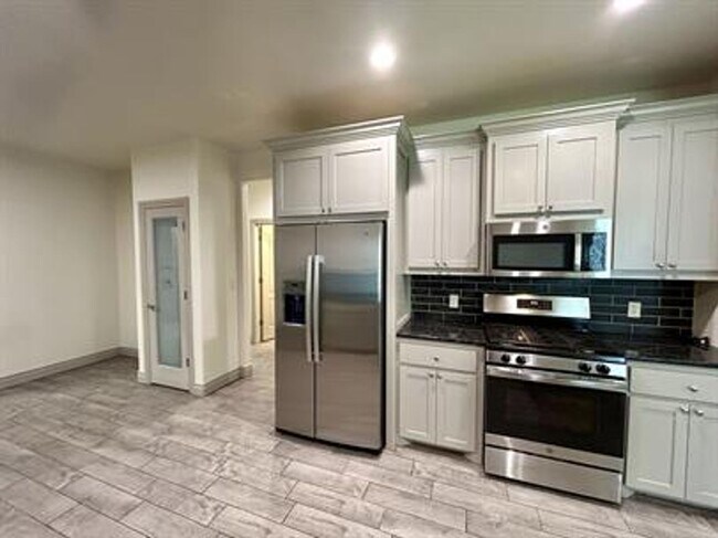 Building Photo - 4 Bedroom