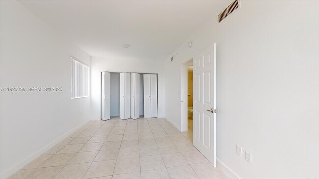 Building Photo - 115 SW 42nd Ave