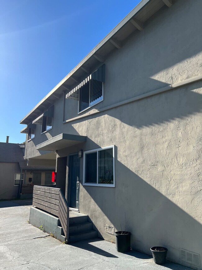Building Photo - 2312 Bonar St