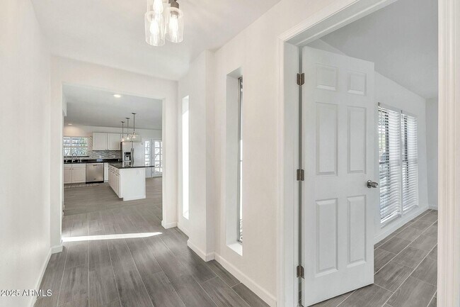 Building Photo - 3922 E Dahlia Dr