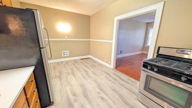 Building Photo - 5042 Mardel Ave