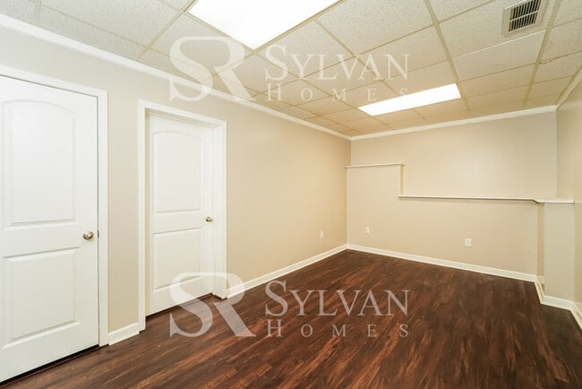 Building Photo - Lease today! No extra charge for contentment and relaxation!