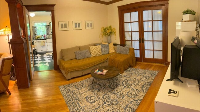 Building Photo - 3 Bed/2 Bath Craftsman Beauty in Historic ...