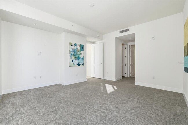 Building Photo - 301 1st St S