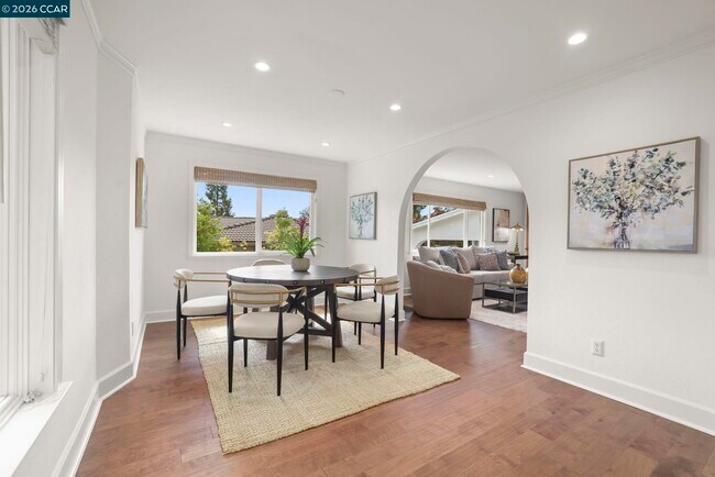 Building Photo - 10 Darnby Ct