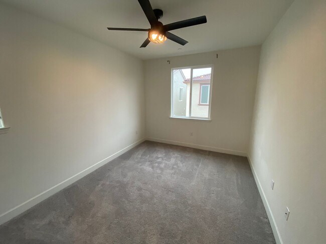 Building Photo - Gorgeous 3 bedroom 2.5 bath home in Northlake community