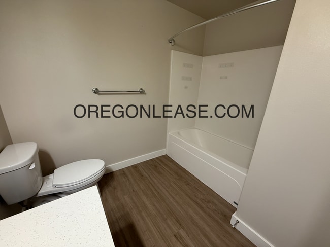 Building Photo - Newer 2-Bedroom Apartment located off Jasper rd in South Springfield