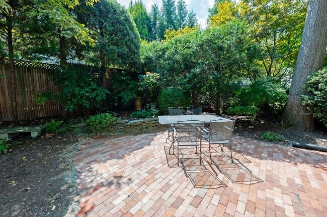 Building Photo - 4BR 3.5 BA Chevy Chase Gem is Move-in Read...