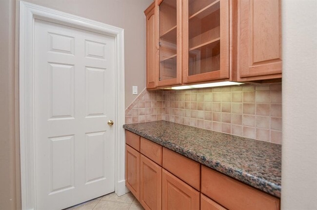 Building Photo - 5835 Stratford Gardens Dr