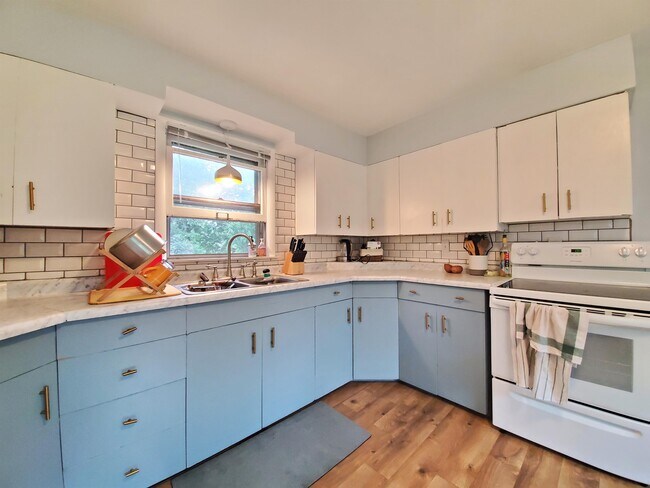 Primary Photo - 1717 4th Ave SW