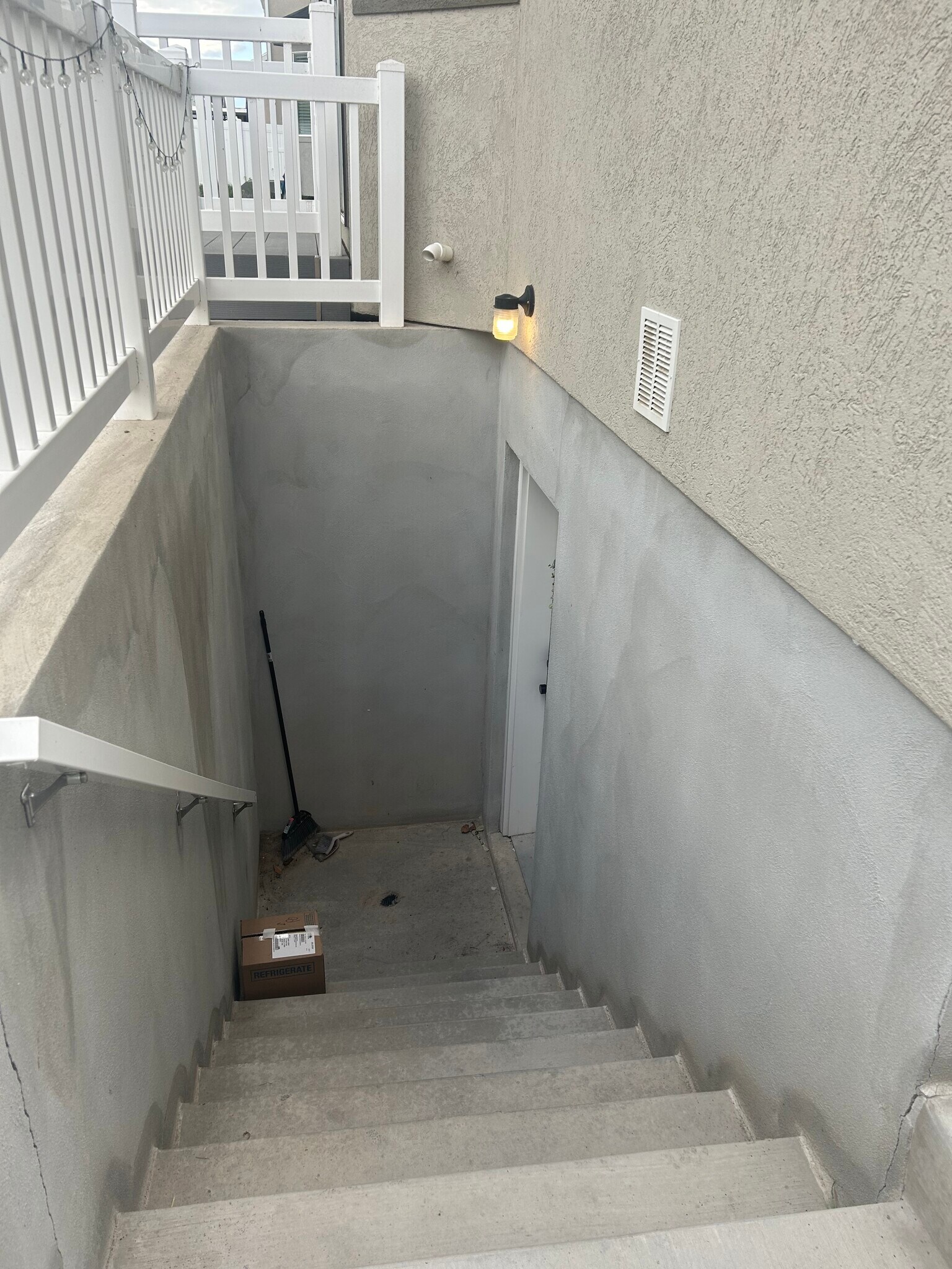 Building Photo - 81 S Keaki Wood