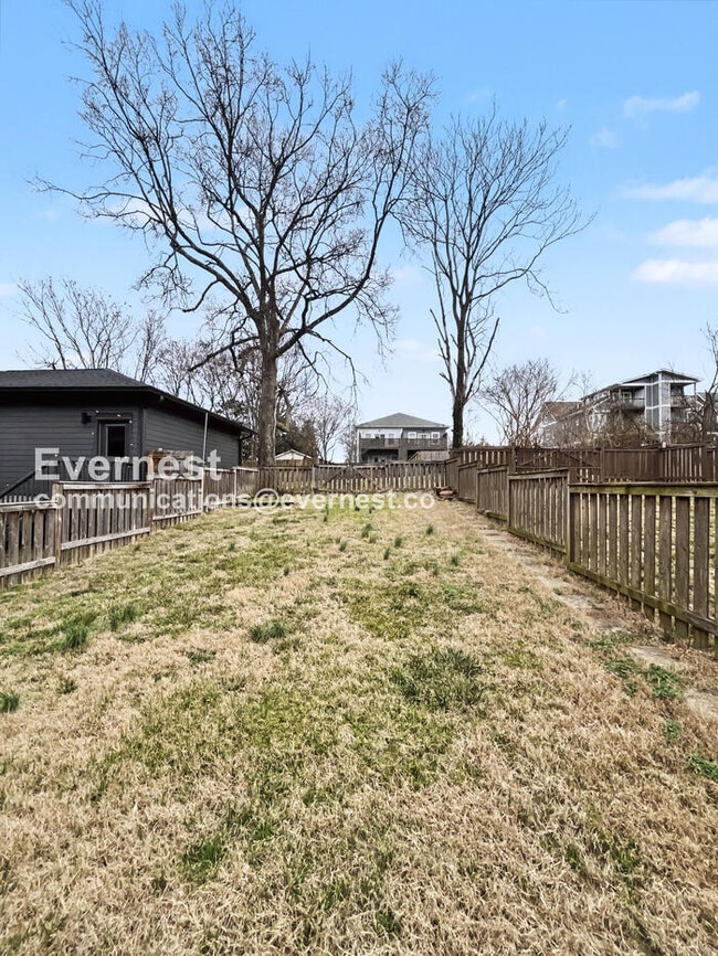 Building Photo - 1306 Pillow St